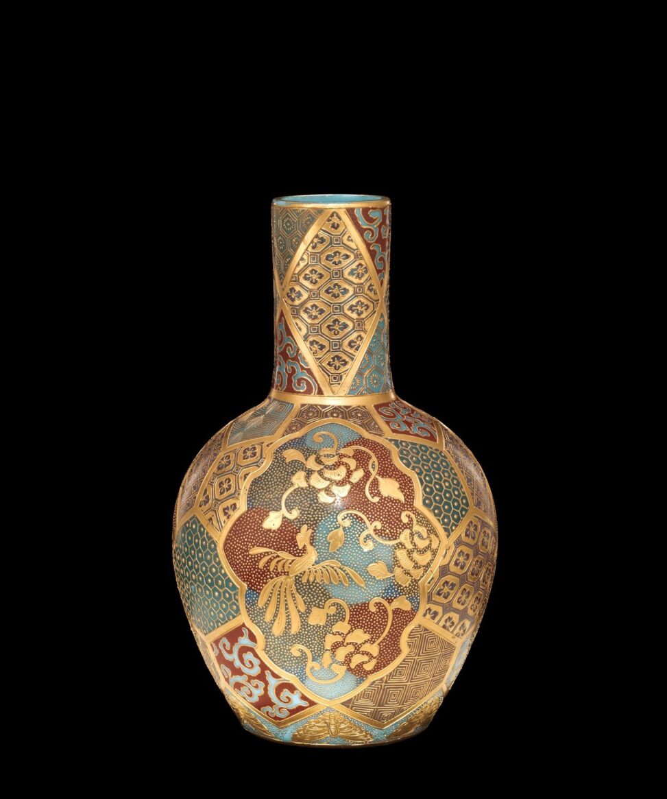 Vase en émail avec des motifs géométriques colorés et des accents dorés entourant les contours.