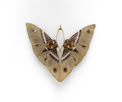 Un pendentif papillon en émail avec ailes dorées et accents marron foncé. Le corps du papillon est un contour doré.